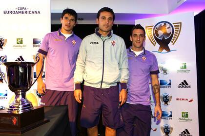 Facundo Roncaglia y Gonzalo Rodríguez con el DT de Fiorentina, Vicenzo Montella
