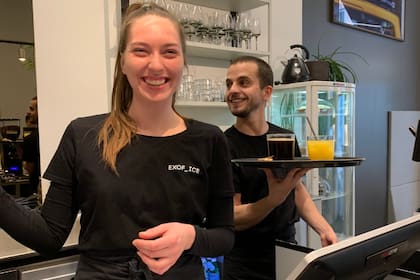 Facundo Rueda es odontólogo y viajó a Dinamarca, frustrado por no llegar con sus cuentas a fin de mes, en Buenos Aires; trabaja en un café en Copenhage