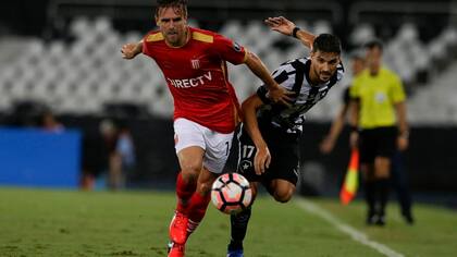 Facundo Sánchez, de Estudiantes, ante Rodrigo Pimpao