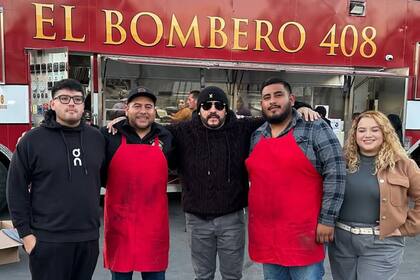 Facundo Segura abrazado a su familia y Ángel del Villar, junto al food truck en donde reparten comida para alimentar a los bomberos de los incendios de California desde Rose Bowl