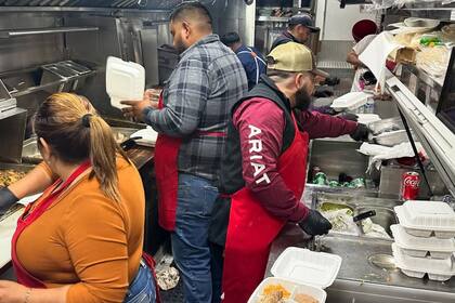 Facundo Segura y su familia trabajan a diario en el food truck para alimentar a los implicados de los incendios de California