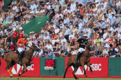 Facundo Sola ante Pablo Pieres y la tribuna Dorrego central, que lo ovacionaría luego del partido.