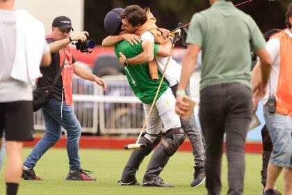 Facundo Sola, la figura del partido contra Indios Chapaleufú, se abraza con Hilario Ulloa, campeón un día antes en el Abierto de Tortugas: gran fin de semana para La Hache.
