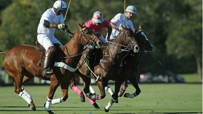 Facundo Sola maniobra entre Ruso y Pepe Heguy, en el triunfo de Alegría por 15-9 sobre Chapaleufú en la fecha inaugural del Abierto de Hurlingham.
