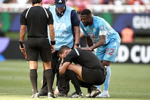 Facundo Tello, conmovido, es consolado por un jugador de Congo