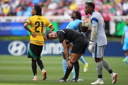 Facundo Tello, lesionado, durante el repechaje entre El Congo y Jamaica.