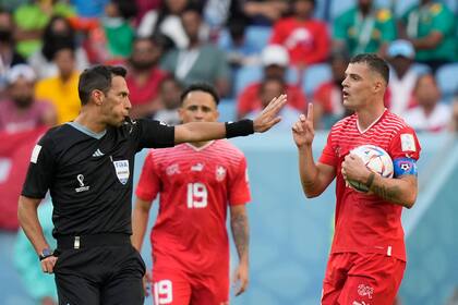 Facundo Tello no admite un reclamo helvético en el encuentro que Suiza le ganó a Camerún por 1 a 0.