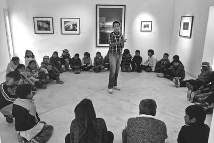 Facundo Toconás recibiendo a los alumnos de la escuela del Angosto de Perchel