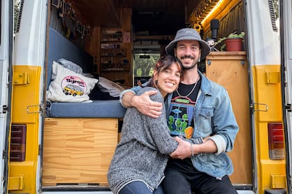 Facundo y Sabrina en “La Byron”, su vivienda móvil