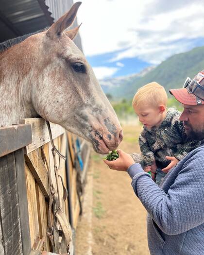 Facundo y su hijo, Simo, le dan de comer a un caballo.