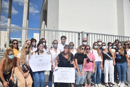 Facundo y Valentina Macarrón encabezaron en Río Cuarto una marcha en defensa de su padre, Marcelo, acusado de ser el instigador del homicidio de su esposa, Nora Dalmasso
