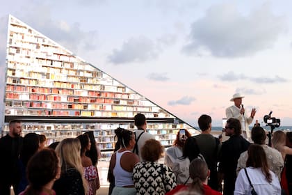 Faena habla al público en la inauguración de la instalación, con el mar a sus espaldas