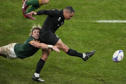 Faf De Klerk llega tarde pero tacklea a una altura correcta a Aaron Smith la final Sudáfrica vs. Nueva Zelanda, de la última Copa del Mundo.