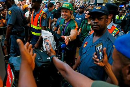 Faf de Klerk sonríe frente al entusiasmo de los fans sudafricanos en el aeropuerto