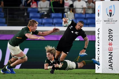 Faf de Klerk tacklea a Aaron Smith ante la presencia de Pieter-Steph Du Toit. Los All Blacks ganaron el duelo del hemisferio sur ante los Springboks.