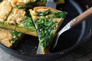 Faina de acelgas, cebolla de verdeo, queso y semillas