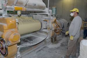 Faip es una empresa que tiene 50 años de trayectoria; ya está al frente la segunda generación de la familia fundadora y se especializa en cintas adhesivas de papel. Suma dos décadas de experiencia exportadora: “Nos distingue como una forma de alcanzar un nivel de competitividad alto; es una definición estratégica”, dice a LA NACION, su dueño José Luis Griolli. Con una inversión total de $800 millones, a fines del año próximo habrán cuadruplicado su capacidad exportadora.
La planta actual funciona en Caseros con 110 empleados y la nueva está levantándose en el parque industrial de Moreno. En la Argentina