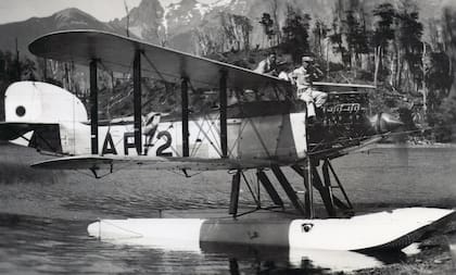 Fairey III.F (AP-2) durante una prueba de motores previo a los vuelos fronterizos piloteado por el Suboficial aviador naval Arturo Feilberg. (Cortesía Luis Pefaure).