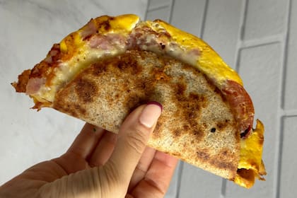 Fajita con huevo, tomate, jamón y queso