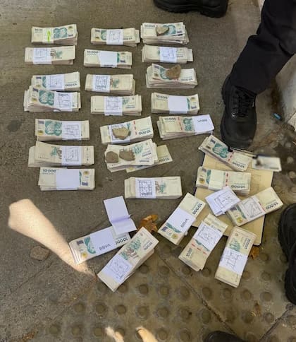 Fajos de billetes de $10.000 recuperados por la Policía de la Ciudad tras la salidera en Balvanera. El dinero estaba dentro de un bolso hallado en la camioneta utilizada por los delincuentes