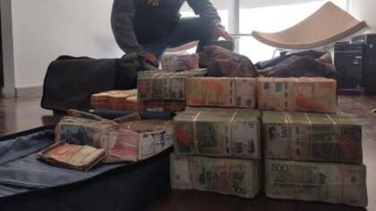 Fajos de billetes secuestrados en un allanamiento contra el financista Gustavo Shanahan