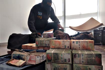 Fajos de pesos, parte de un lote de $34 millones secuestrados en un allanamiento en Rosario por la provisión de dinero a una banda narco