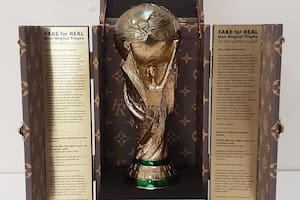 Exhiben una réplica del trofeo que la Argentina ganó hace un año en Qatar