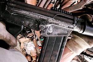 Encontraron un fusil FAL de las Fuerzas Armadas argentinas entre el arsenal del Comando Vermelho