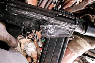 Encontraron un fusil FAL de las Fuerzas Armadas argentinas entre el arsenal del Comando Vermelho