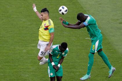 Falcao de Colombia pelea la pelota