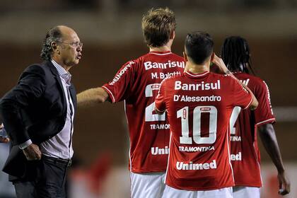 Falcão es el máximo ídolo en la historia de Inter, de Porto Alegre; en tres ciclos estuvo como entrenador y en dos coincidió con Andrés DAlessandro: en 2011, cuando ganaron el torneo Gaucho, y en 2016 