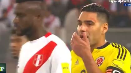Falcao habla con los jugadores peruanos