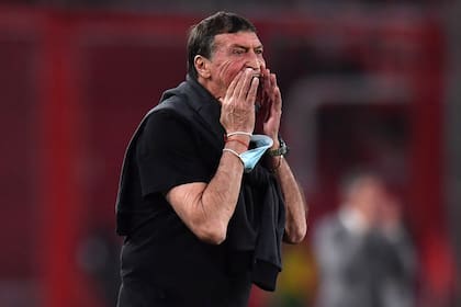 Falcioni da indicaciones en el partido de Independiente ante Sarmiento, en octubre pasado