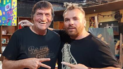 Falcioni posó para su estatua