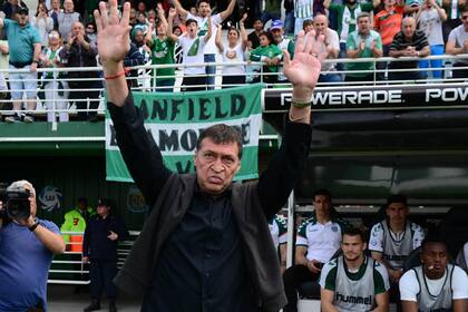 Falcioni saluda a los hinchas, en su regreso a Banfield.