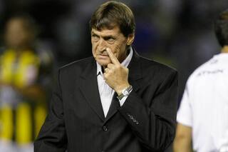 Falcioni pensó en irse, pero sigue tras un día de furia