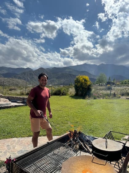 Falcón, en modo asador, recibe a una gran cantidad de turistas en sus cabañas ubicadas en Potrerillos, Mendoza