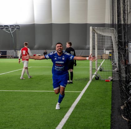 Falcón suele jugar en canchas cerradas en Finlandia, debido a las temperaturas extremas.