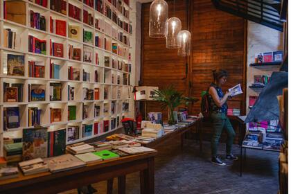 Falena se convirtió en una librería de culto que también ofrece café, vinos y ciclos de música