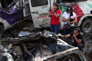 Fallecidos por atentado explosivo en Colombia suben a 20; inicia identificación de cuerpos