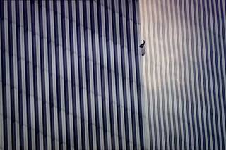 Un edificio en llamas, un hombre cayendo, las hipótesis de su identidad y las controversias que generó