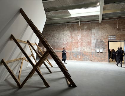 "Falling Wall", instalación de Lamelas reconstruida para la muestra de Dia en Chelsea