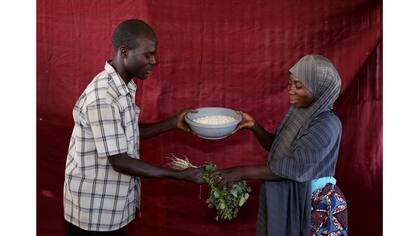 Falmata Ahmadu, cambia su tazón de maíz por las verduras de amaranto de Musa Ali Wala
