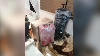 Falsas maletas que prometían enviar los sujetos (Foto: Cortesía EL TIEMPO)