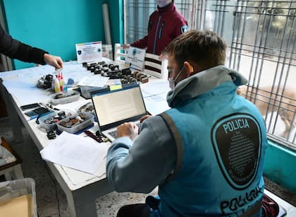 Falsificaban títulos universitarios y secundarios y los vendían por Internet