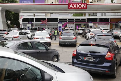Falta de combustible: Largas colas en la estación de servicio de Libertador y Salguero