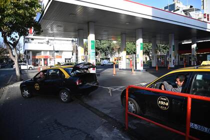Falta de GNC en todo el país. Rosario. Un taxista ayuda a otro que se quedó sin gas y lo remolcó a una estación de servicio
