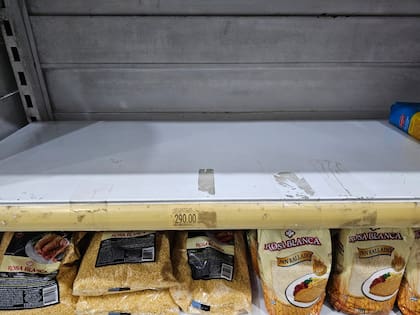 Faltante de arroz en un supermercado chino de Núñez