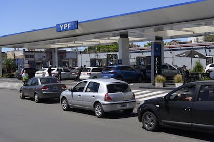 Faltante de combustible en varias estaciones de Rosario, por el momento solo se consigue nafta premium 
