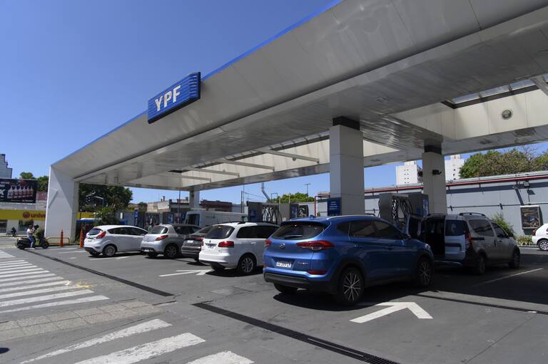 El Gobierno postergó hasta febrero las subas de impuestos que impactan en el precio de los combustibles